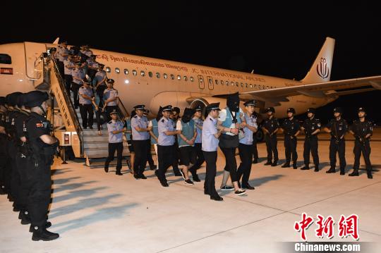 犯罪嫌疑人乘機(jī)抵達(dá)成都?！“苍?攝