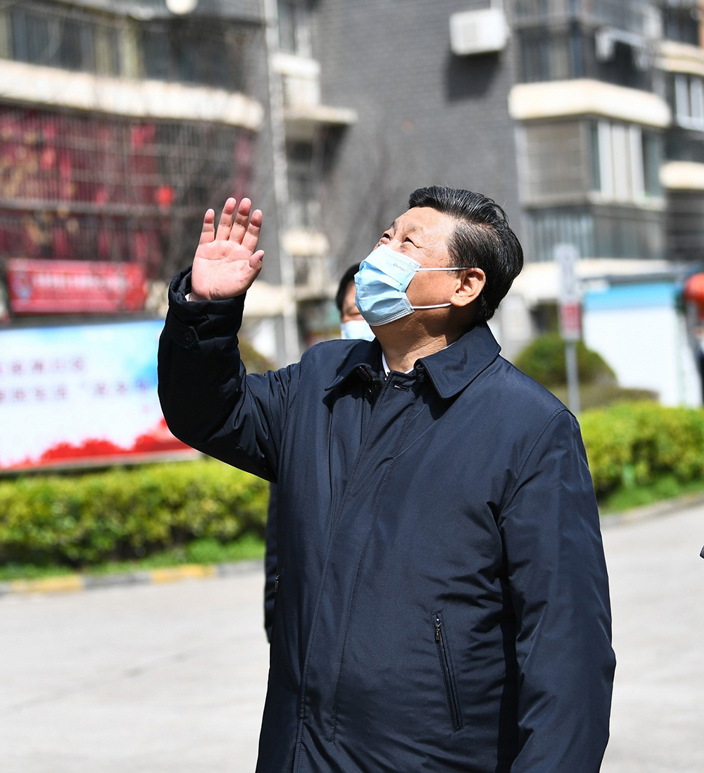 2020年3月10日,習(xí)近平總書記在東湖新城社區(qū)考察時,向在家隔離居住的居民揮手致意、表示慰問。 2020年3月10日,習(xí)近平總書記在東湖新城社區(qū)考察時,向在家隔離居住的居民揮手致意、表示慰問。