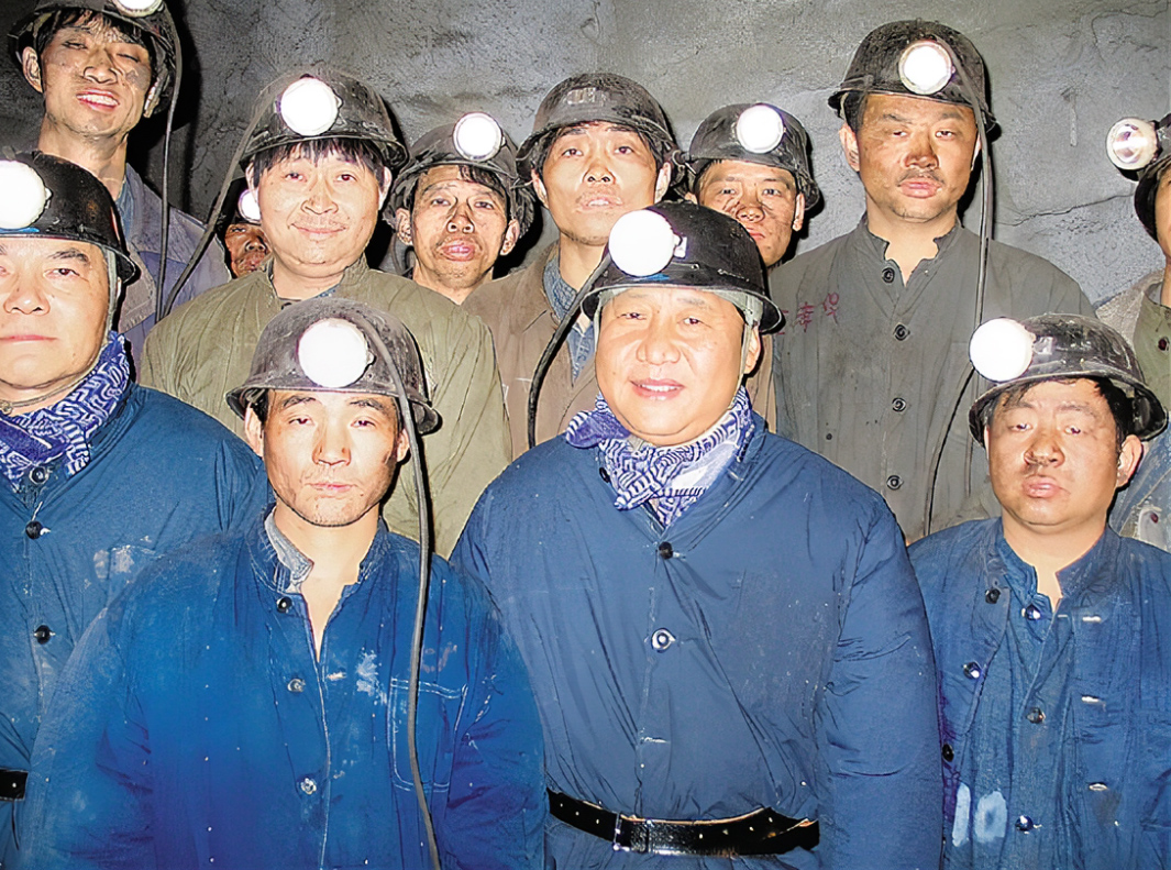 2005年1月26日,習(xí)近平在湖州市長興縣長廣煤礦井下慰問煤礦工人。 2005年1月26日,習(xí)近平在湖州市長興縣長廣煤礦井下慰問煤礦工人。