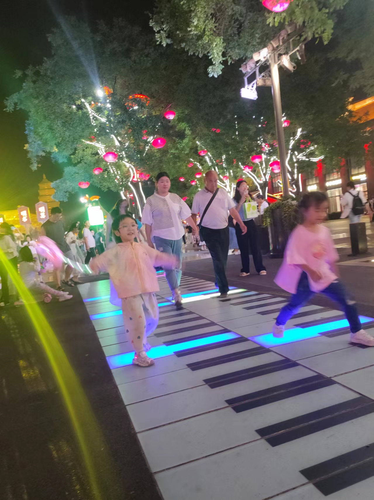 人們?cè)谖靼泊筇撇灰钩遣叫薪稚⒉?。人民網(wǎng)記者 喬業(yè)瓊攝