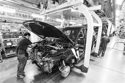 某新能源汽車(chē)智能制造基地總裝車(chē)間,工作人員正在工作。新華社記者 李博 攝