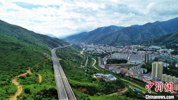 圖為航拍元江至蔓耗高速公路紅河段。云南建投集團(tuán)供圖