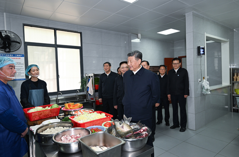 2024年11月5日，習近平總書記在湖北咸寧市嘉魚縣潘家灣鎮(zhèn)四邑村養(yǎng)老服務驛站食堂考察。