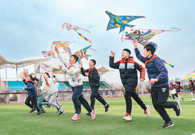 3月18日,江蘇省海安市南屏小學(xué)的孩子們?cè)诓賵?chǎng)上放風(fēng)箏,感受春天的氣息。翟慧勇攝(人民視覺(jué))