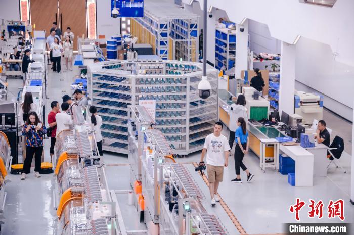 圖為莆田雙馳鞋業(yè)個(gè)性化定制示范工廠?！±钅宪?攝