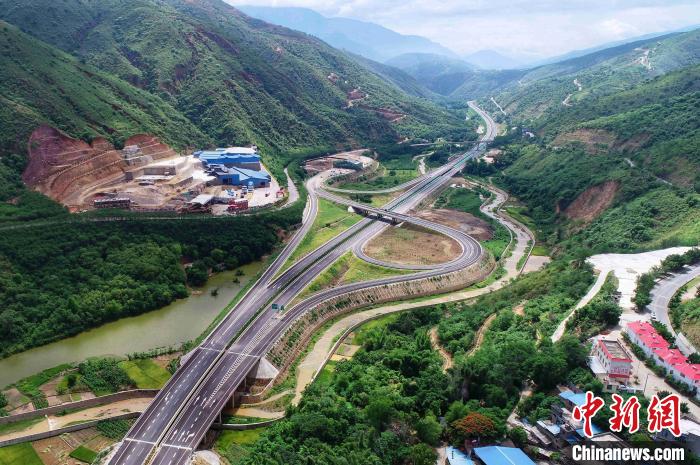圖為航拍元江至蔓耗高速公路紅河段。云南建投集團(tuán)供圖