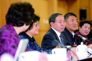 3月8日，全國政協(xié)舉行教育界別聯(lián)組會議，教育部部長袁貴仁右三到會聽取建議。