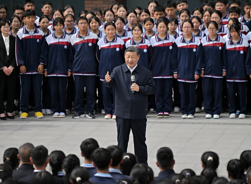 2024年6月18日，習近平總書記在青海果洛西寧民族中學考察時，同師生們親切交流。