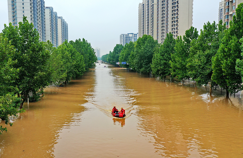 救援人員在河北省涿州市市區(qū)乘坐沖鋒舟前去轉(zhuǎn)移受災(zāi)群眾(8月2日攝,無人機(jī)照片)。 救援人員在河北省涿州市市區(qū)乘坐沖鋒舟前去轉(zhuǎn)移受災(zāi)群眾(8月2日攝,無人機(jī)照片)。