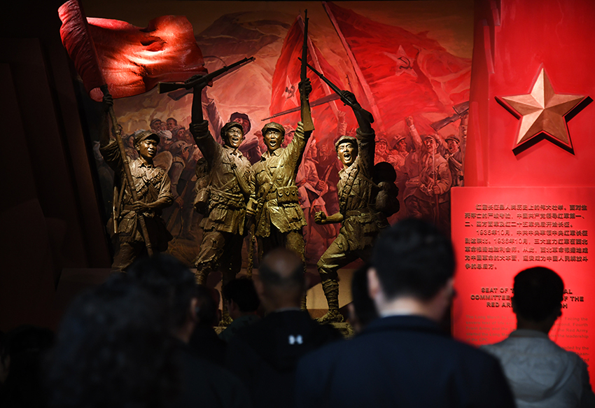 圖為2024年5月9日，游客在延安革命紀(jì)念館參觀。 新華社記者 張博文 攝