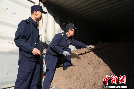 威海海關重拳禁入“洋垃圾”千余噸固體廢物退運出境