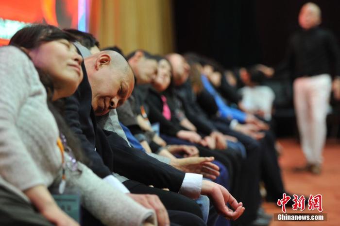 資料圖：民眾在專業(yè)催眠師的引導下睡覺，釋放壓力。<a target='_blank' href='/'>中新社</a>發(fā) 韋亮 攝