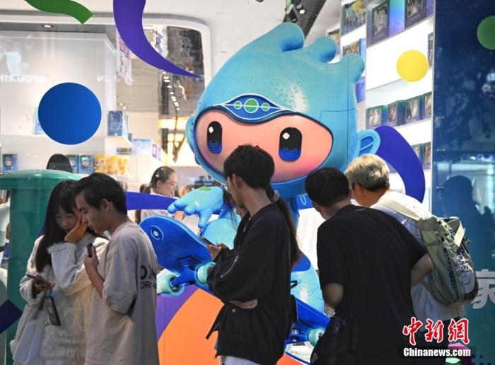 資料圖：9月23日，杭州第19屆亞運(yùn)會(huì)開幕式在浙江杭州奧體中心體育場舉行。圖為游人在亞運(yùn)特許商品店外排隊(duì)購物。<a target='_blank' href='/'>中新社</a>記者 王剛 攝