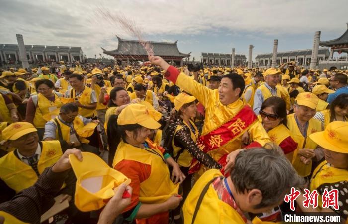 每年的世界客屬石壁祖地祭祖大典吸引著眾多海內(nèi)外客屬前來參加?！∪魇形麄鞑抗﹫D