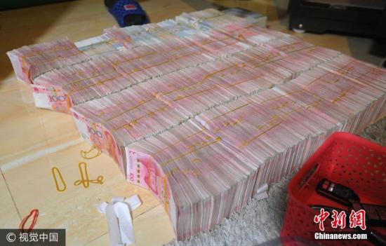 廣西南寧警方8月21日通報(bào)，當(dāng)?shù)亟粘晒善粕姘附痤~15.19億元人民幣的特大傳銷案件。圖為當(dāng)場(chǎng)繳獲的成捆現(xiàn)金。圖片來(lái)源：視覺(jué)中國(guó)
