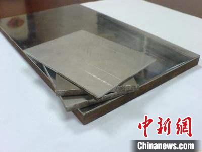 企業(yè)展示的金屬?gòu)?fù)合材料產(chǎn)品。　張婭子 攝