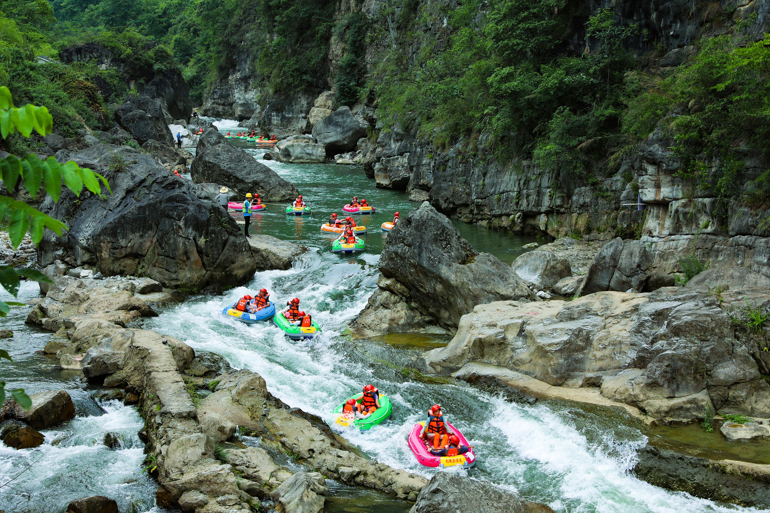 游客在湖北省宜昌市秭歸縣九畹溪漂流消暑享清涼。（圖片來源：視覺中國）