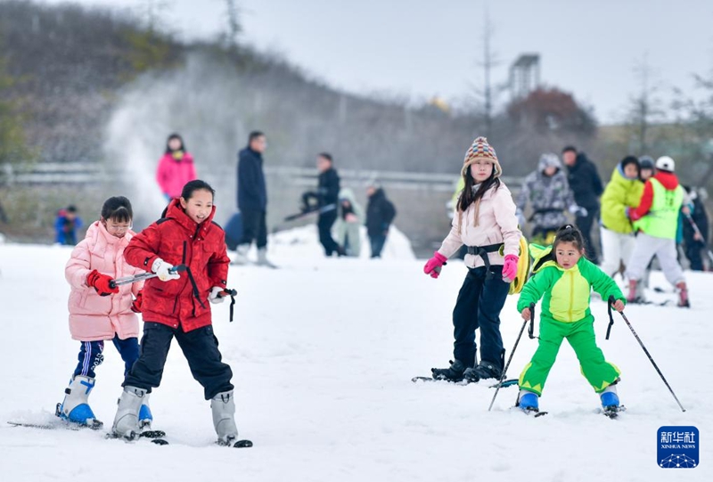 2月23日，滑雪愛好者在貴陽市高坡云頂滑雪場滑雪。新華社記者 楊文斌攝