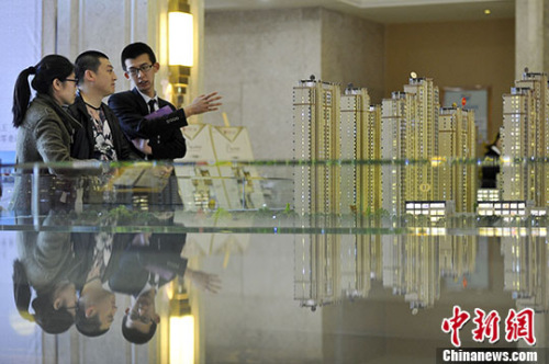 資料圖 置業(yè)顧問(wèn)向民眾推薦商品房戶型。 <a target='_blank' _fcksavedurl='http://www.chinanews.com/' _fcksavedurl='http://www.chinanews.com/'></p></table>中新社</a><p> 記者 韋亮 攝