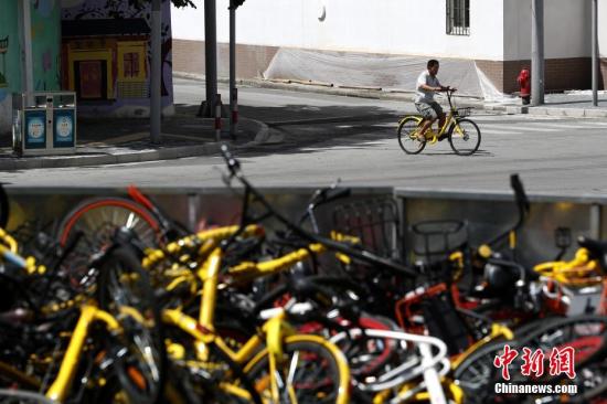 上?，F(xiàn)共享單車“墳?zāi)埂?堆積如山場面壯觀。 張亨偉 攝