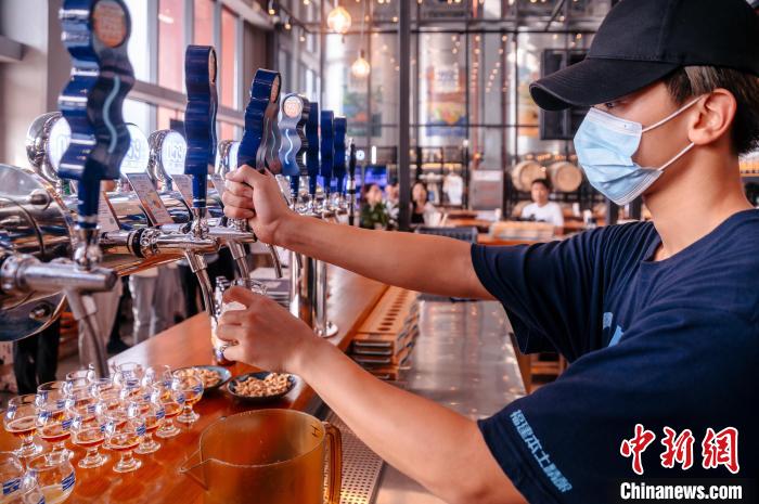 圖為百威雪津啤酒莆田基地工作人員正在打酒。　李南軒 攝
